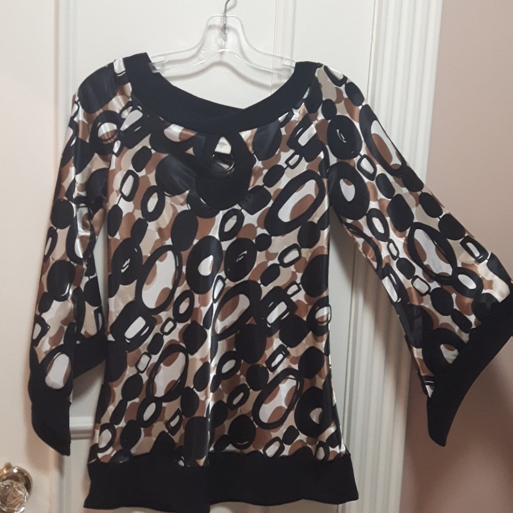 🛍️NWOT Satiny blouse with chain pattern